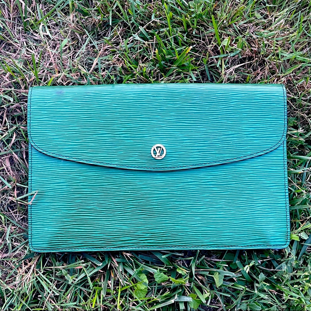 Louis Vuitton clutch 🔴